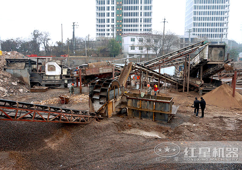 建筑垃圾制沙現(xiàn)場(chǎng)，配置車(chē)載制沙機(jī)
